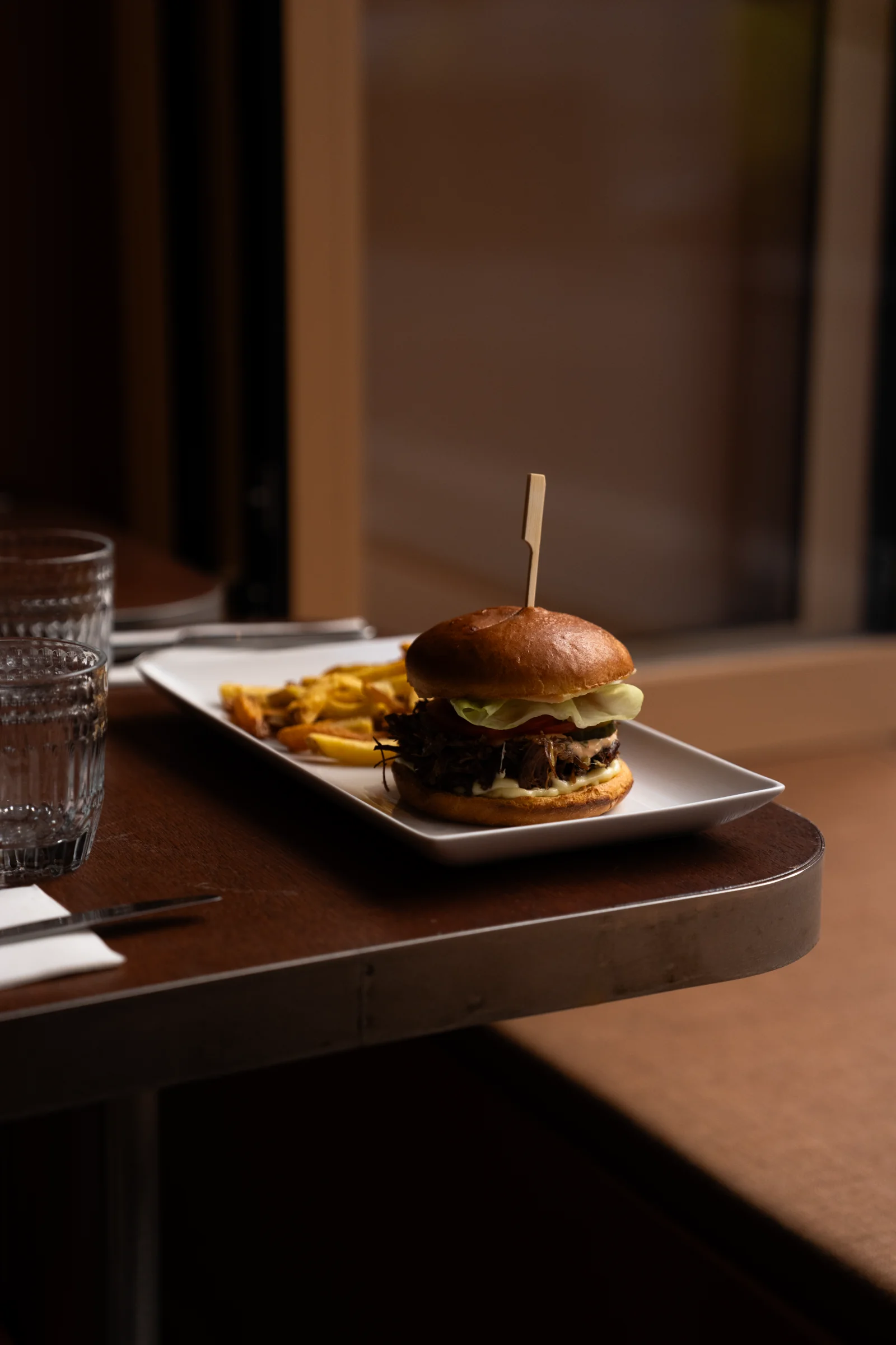 Burger du chef, bœuf effiloché, frites maison & salade