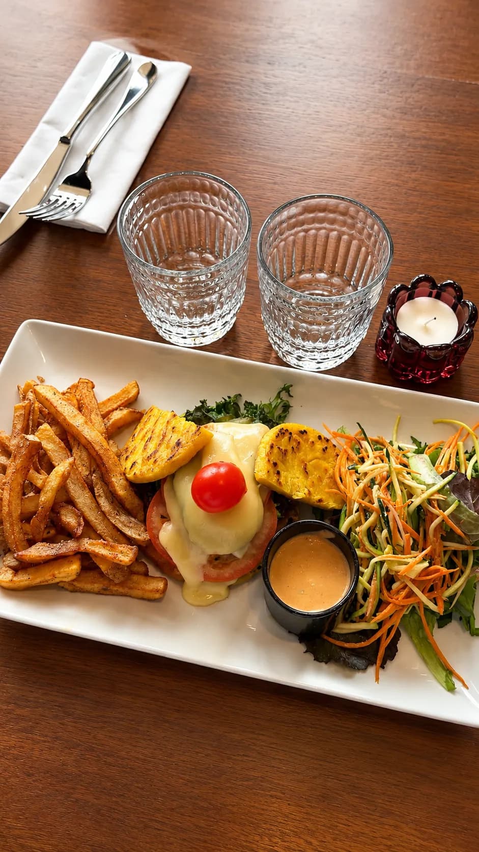 Burger du chef, bœuf effiloché, frites maison & salade