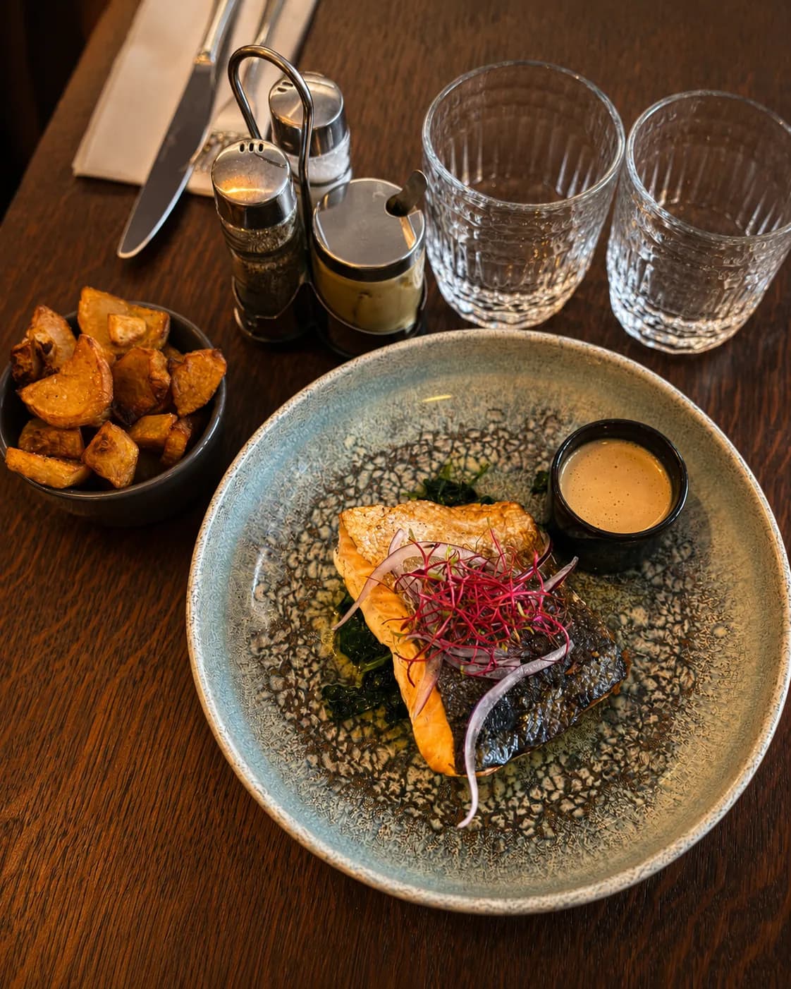 Pavé de saumon, vinaigrette sésame & soja, épinards