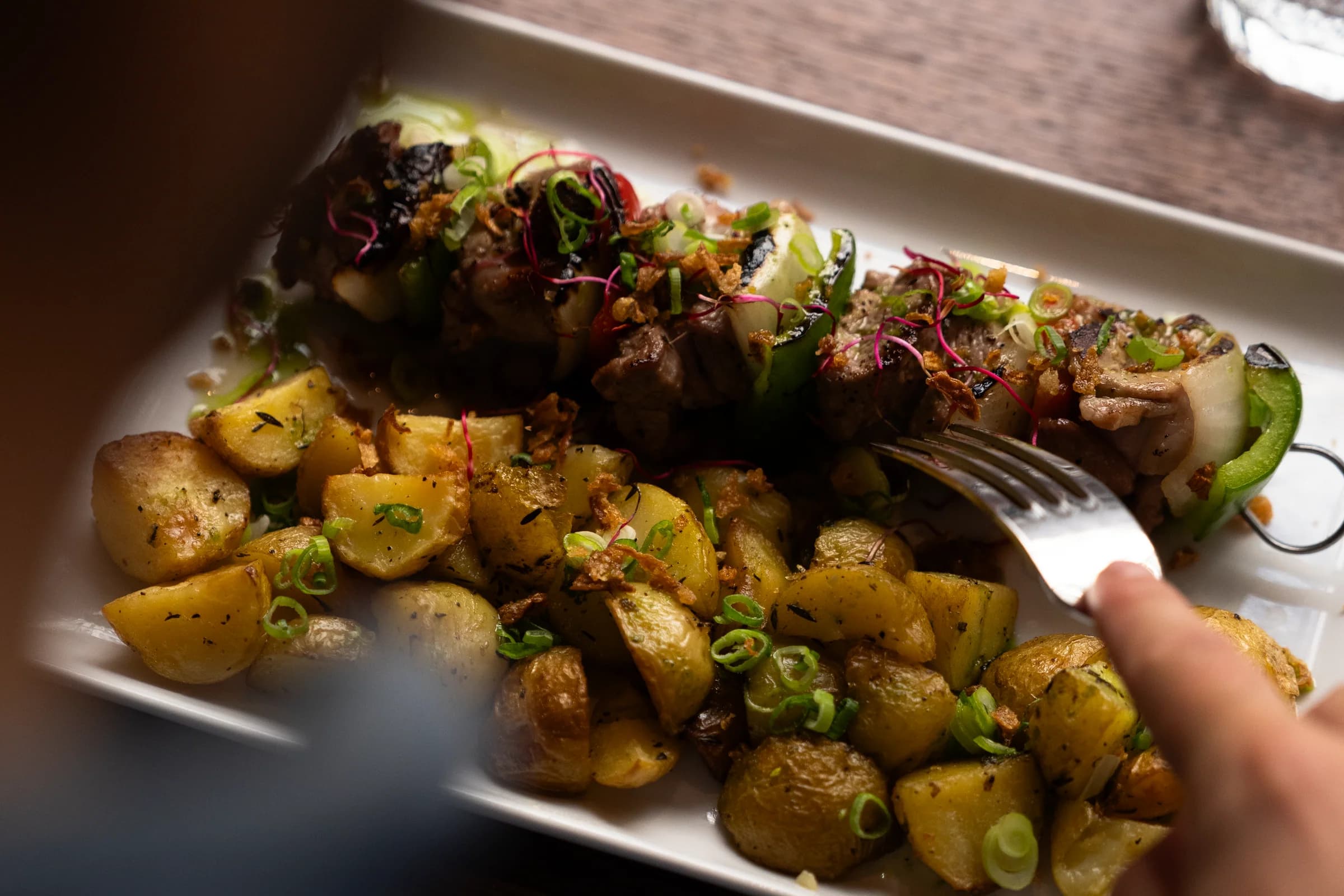 Brochettes d'agneau et pommes de terre rôties au MAMBA