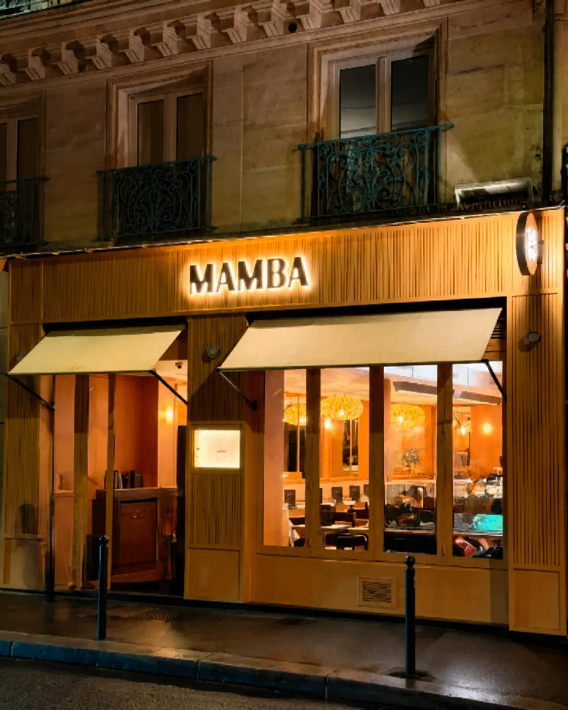 Façade illuminée du MAMBA à la nuit tombée, Paris 10e